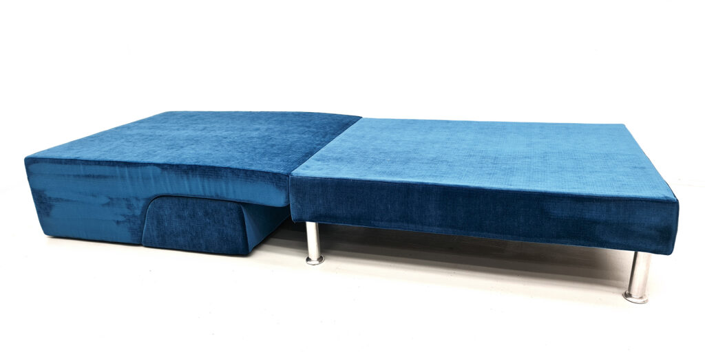 blauer Schlafsessel Narni Abbildung aufgeklappt zur Liegefläche