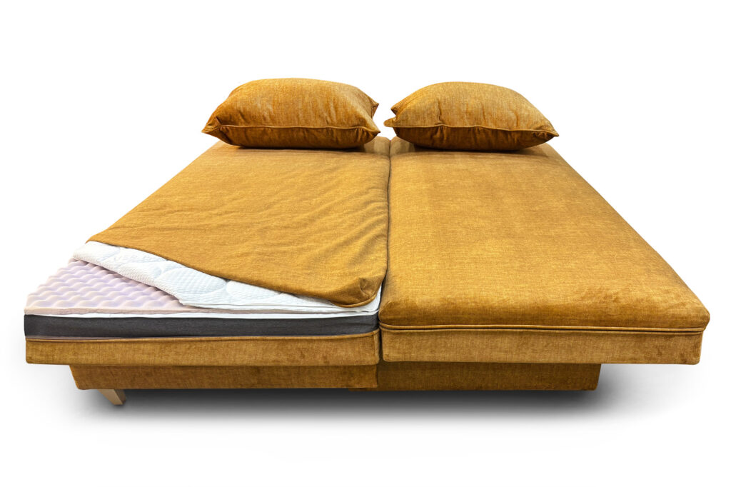 Sofa Elegance ausgeklappt als Bett mit zwei Kissen